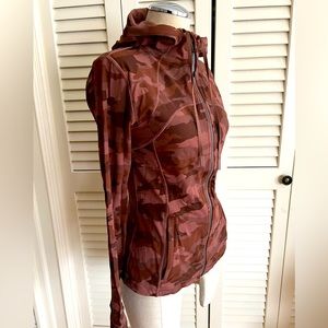 NWT Lululemon Athletica Hooded Define Jacket Nulu size:8 camo burgundy